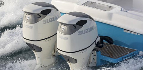 Arrière d'un bateau en gros plan, moteur Suzuki